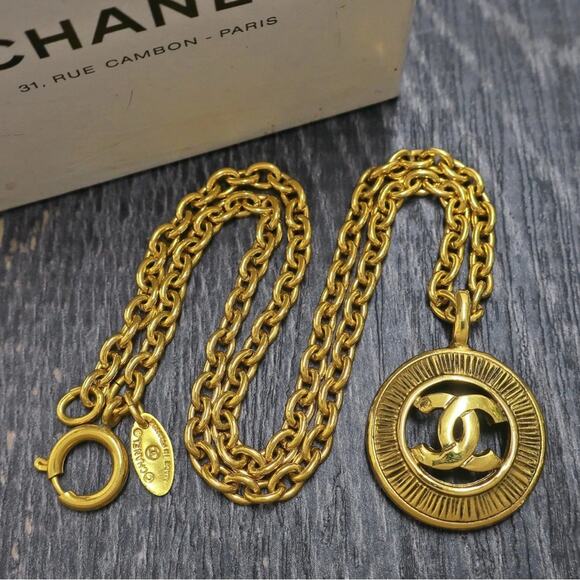 CHANEL Gold Plated Medallion CC Logos Round Charm Vintage Necklace Pendant - Picture 8 of 9